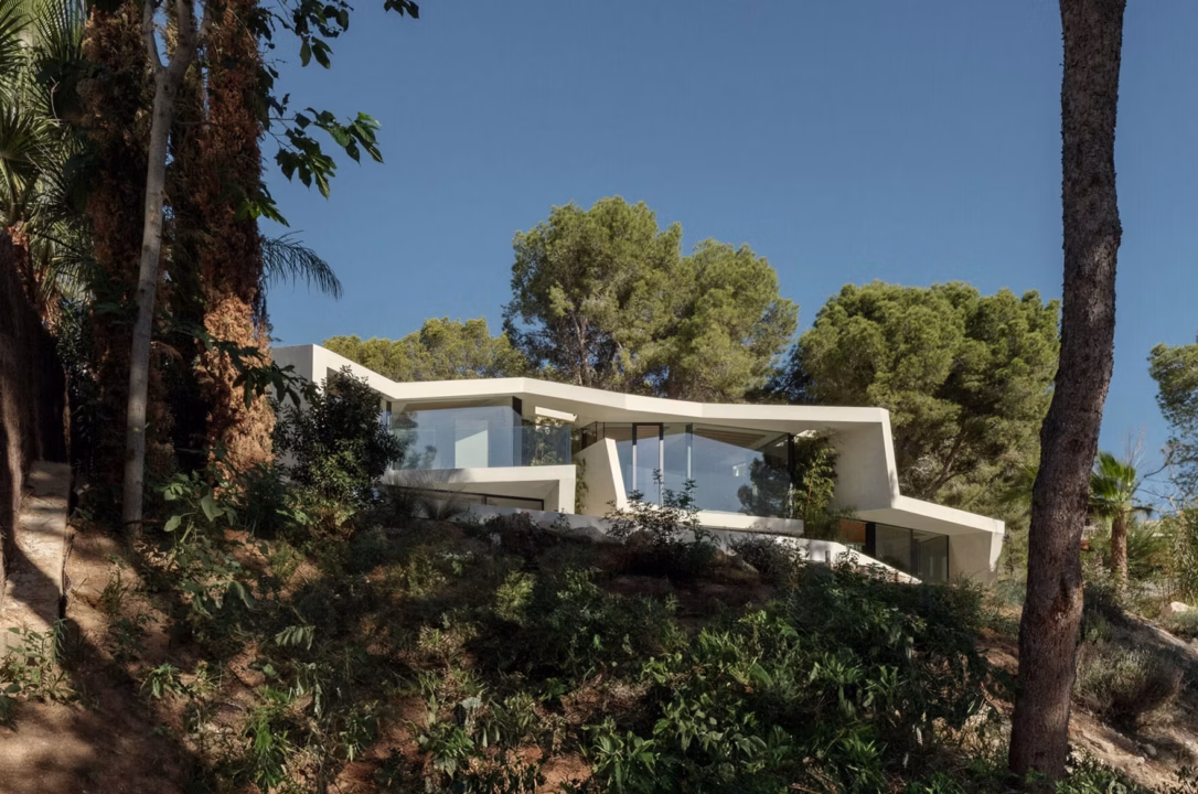 « Un rêve devenu réalité » : Elie Semoun s&rsquo;offre une maison paradisiaque sur une île idyllique où il se consacre à une passion insoupçonnée…