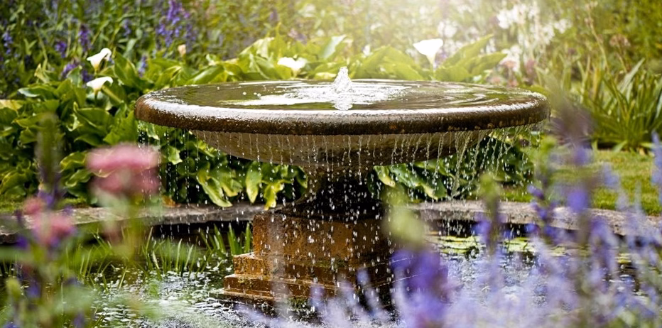 Installer une fontaine de jardin : étapes et choix