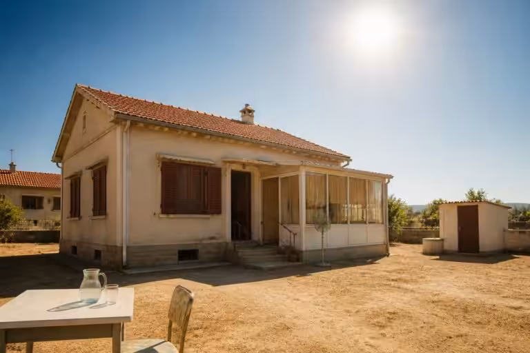 Pourquoi nos grands-parents évitaient de planter du vert autour de leur maison : les secrets d&rsquo;une époque face à la canicule
